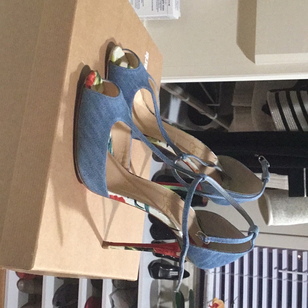 Christian Louboutin

Blue Strappy High-Heeled Sandals